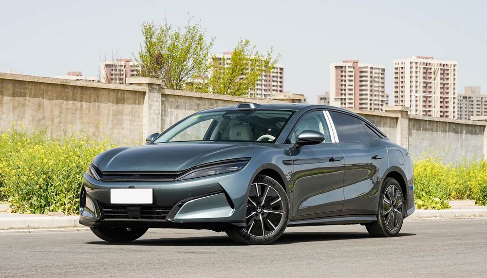 электромобиль BYD Han L на парковке