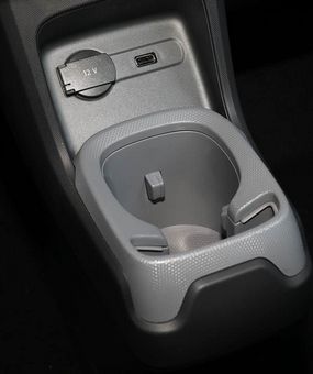 Консоль с розеткой 12В, USB и подстаканником