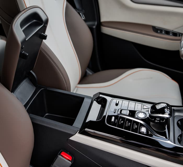 Ниша в центральном подлокотнике