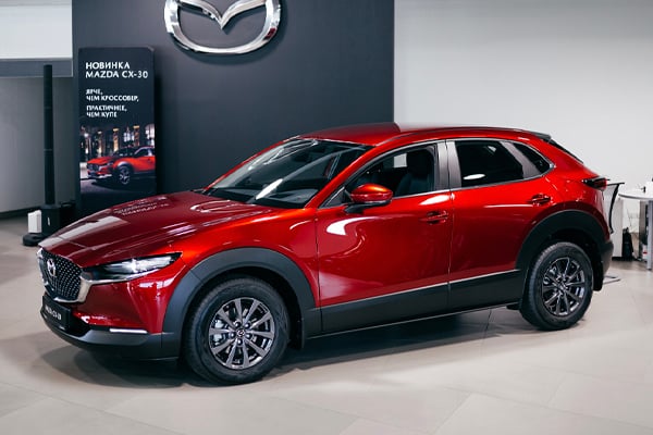 Mazda CX-30 в большом городе