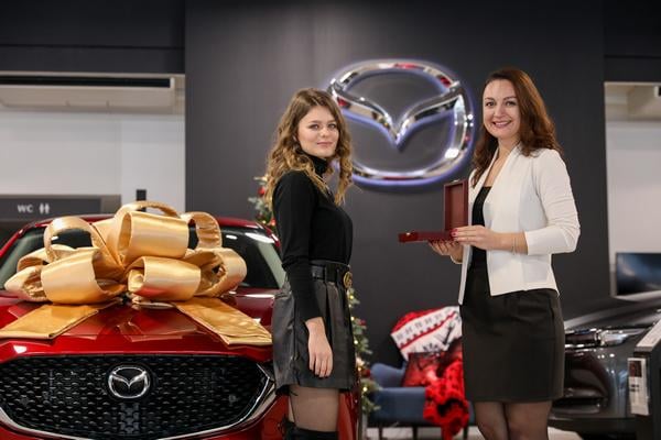 Как мы вручали Mazda CX-30 победительнице рекламной игры «У Вас Двойня»