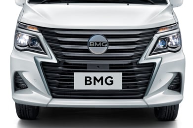 Широкая решетка радиатора