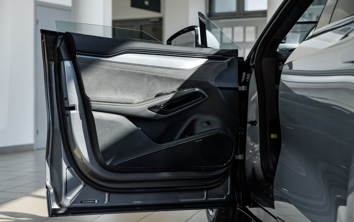 Безрамные стекла и практичные дверные карты