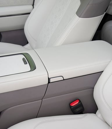 Удобный центральный подлокотник с боксом