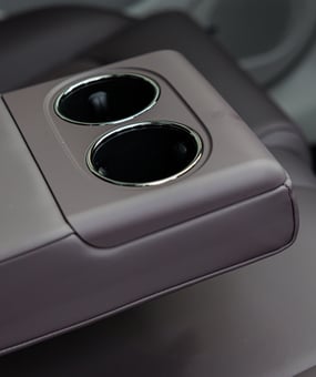 Полокотник с подстаканниками для 2-го ряда